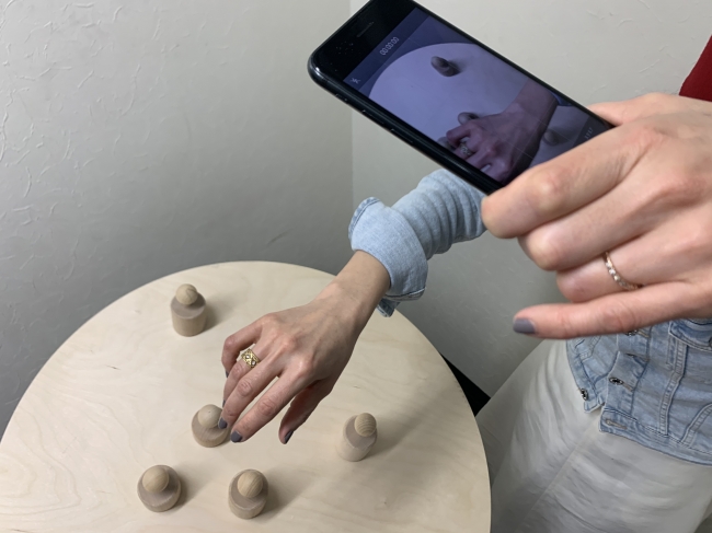スマホで手元を撮影しながら研修を行うことも